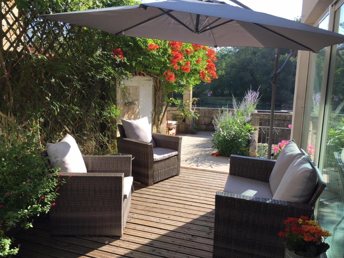 De Charme Et D'Eau Bed & Breakfast Saint-Savinien Exterior photo